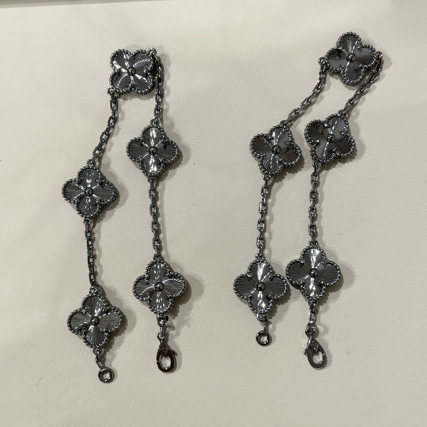 [Moco jewelrys]CLOVER 5 MOTIF BLACK BRACELET