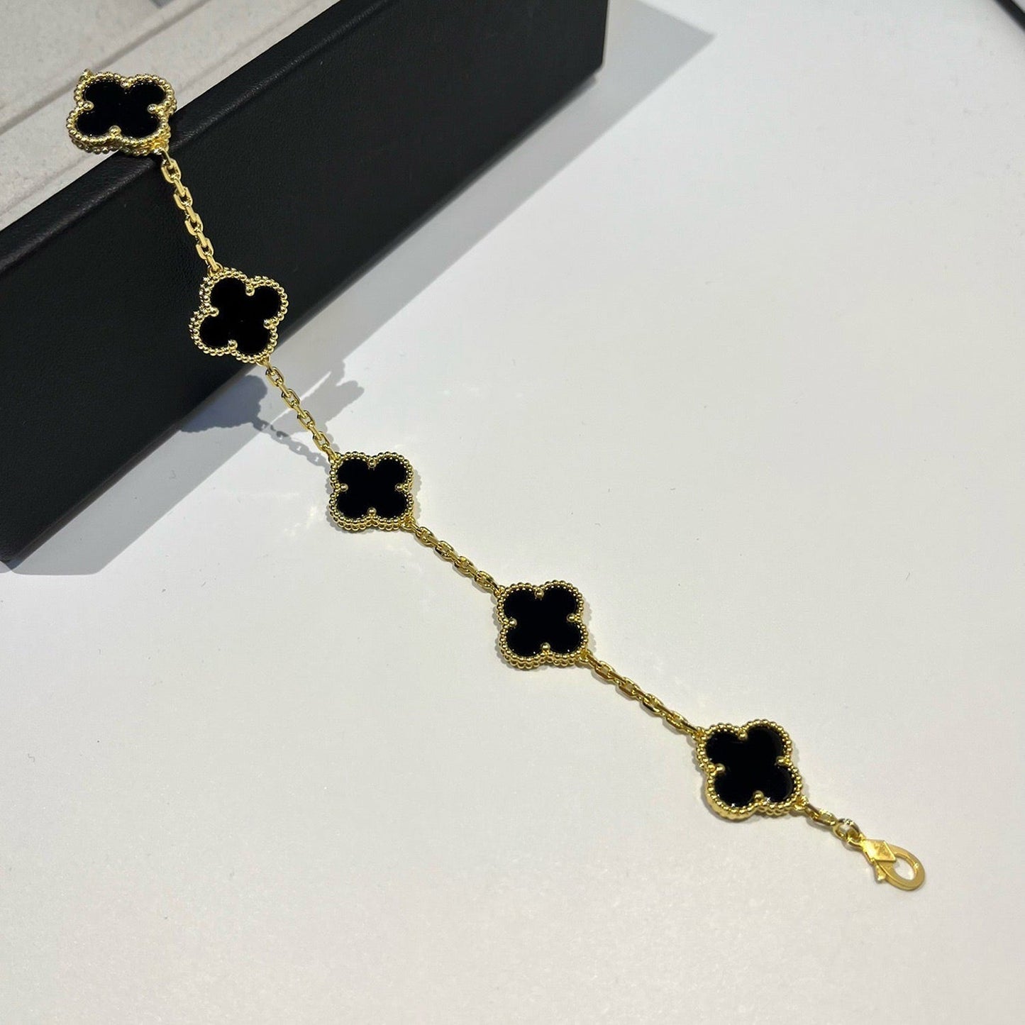 [Moco jewelrys] CLOVER 5 MOTIF ONYXS BRACELET COLLECTION