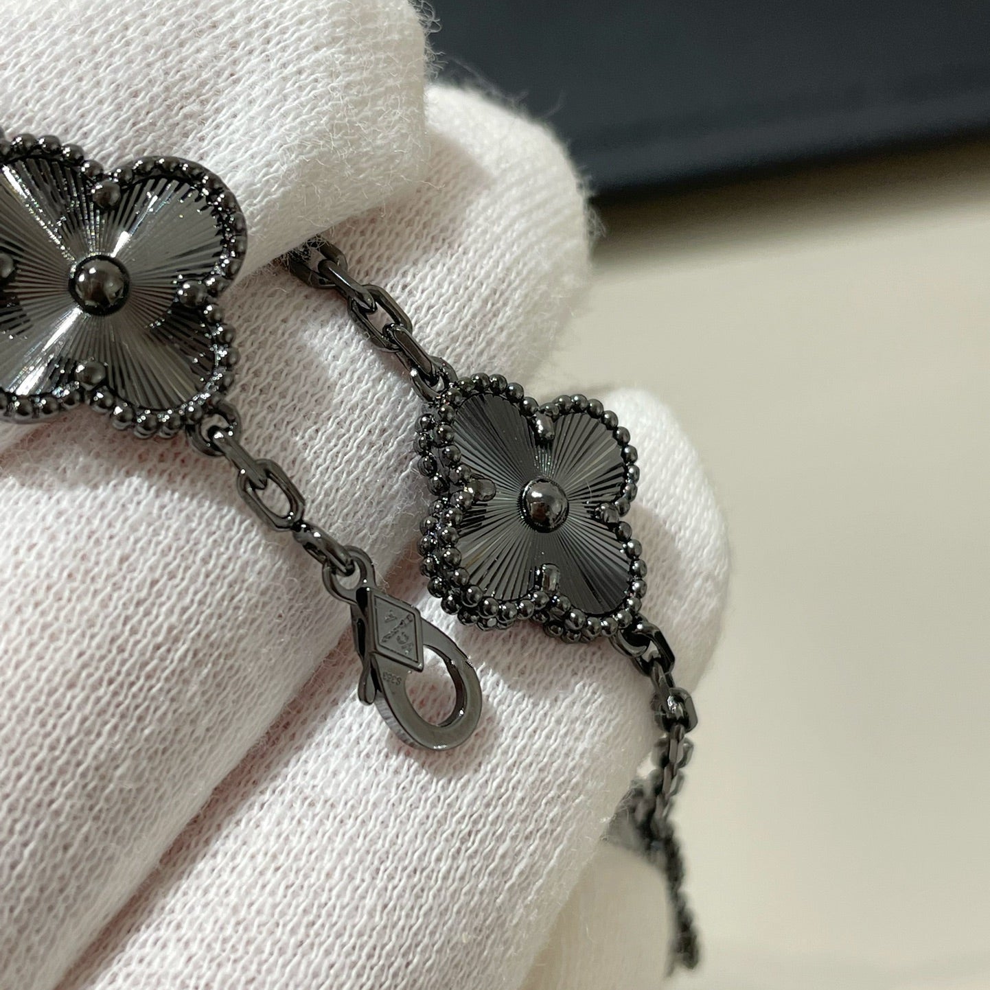 [Moco jewelrys]CLOVER 5 MOTIF BLACK BRACELET