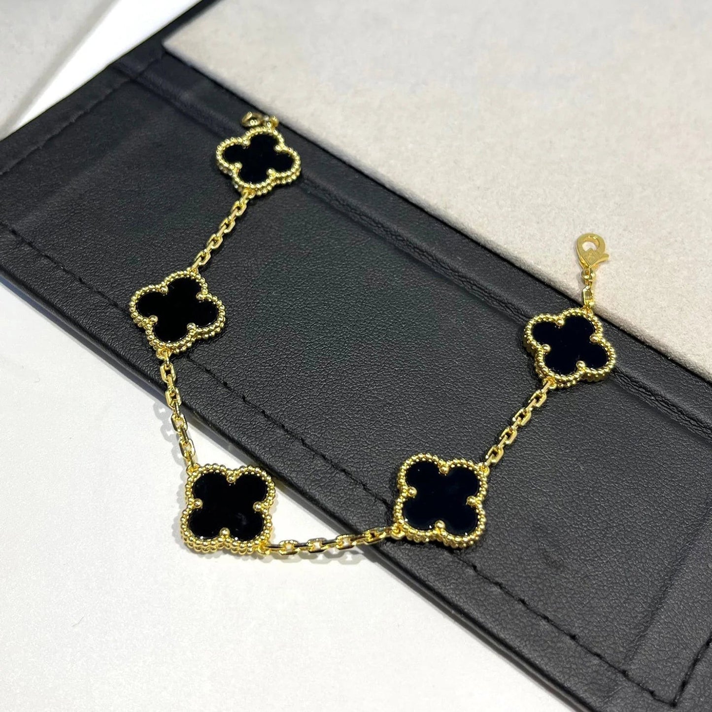 [Moco jewelrys] CLOVER 5 MOTIF ONYXS BRACELET COLLECTION