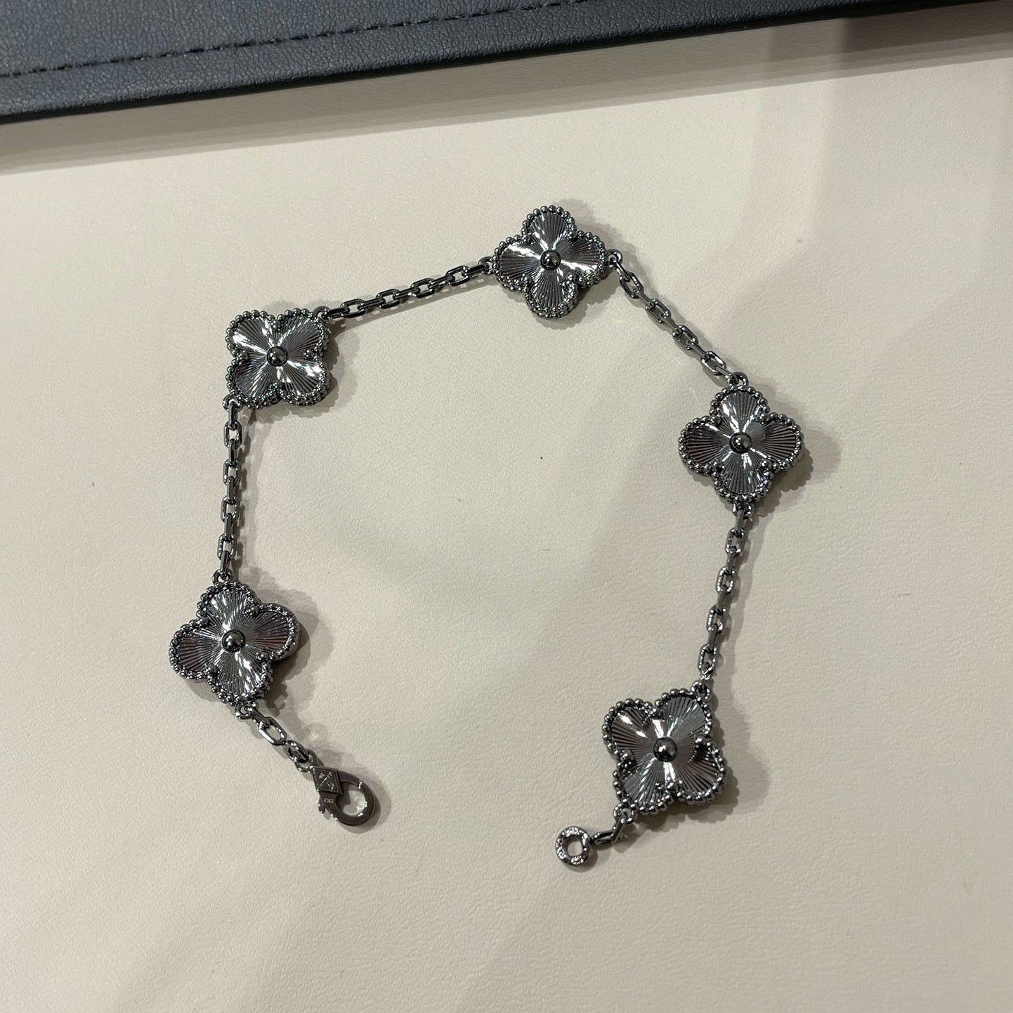 [Moco jewelrys]CLOVER 5 MOTIF BLACK BRACELET