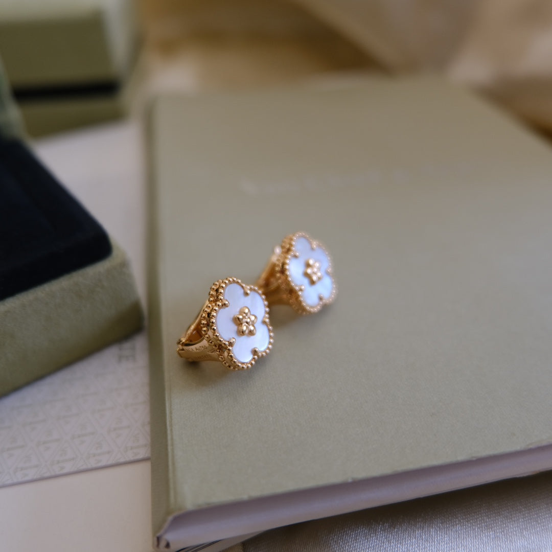 [moco jewelrys]LUCKY PINK GOLD WHITE MOP EARRINGS