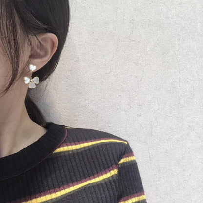 [moco jewelrys]CLOVER SWEET WHITE MOP EARRINGS