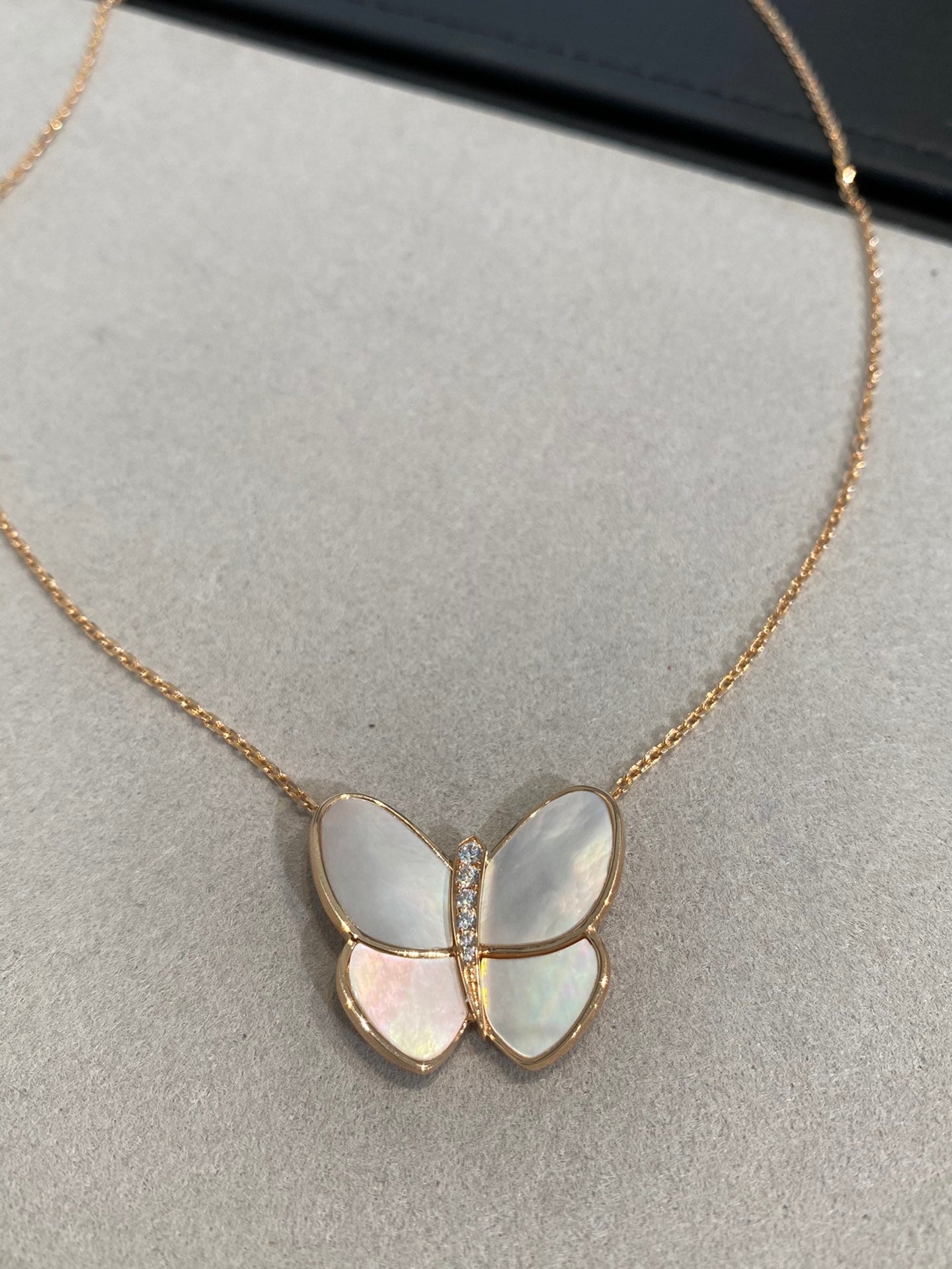 [moco jewelrys]BUTTERFLY GOLD MOP DIAMOND NECKLACE