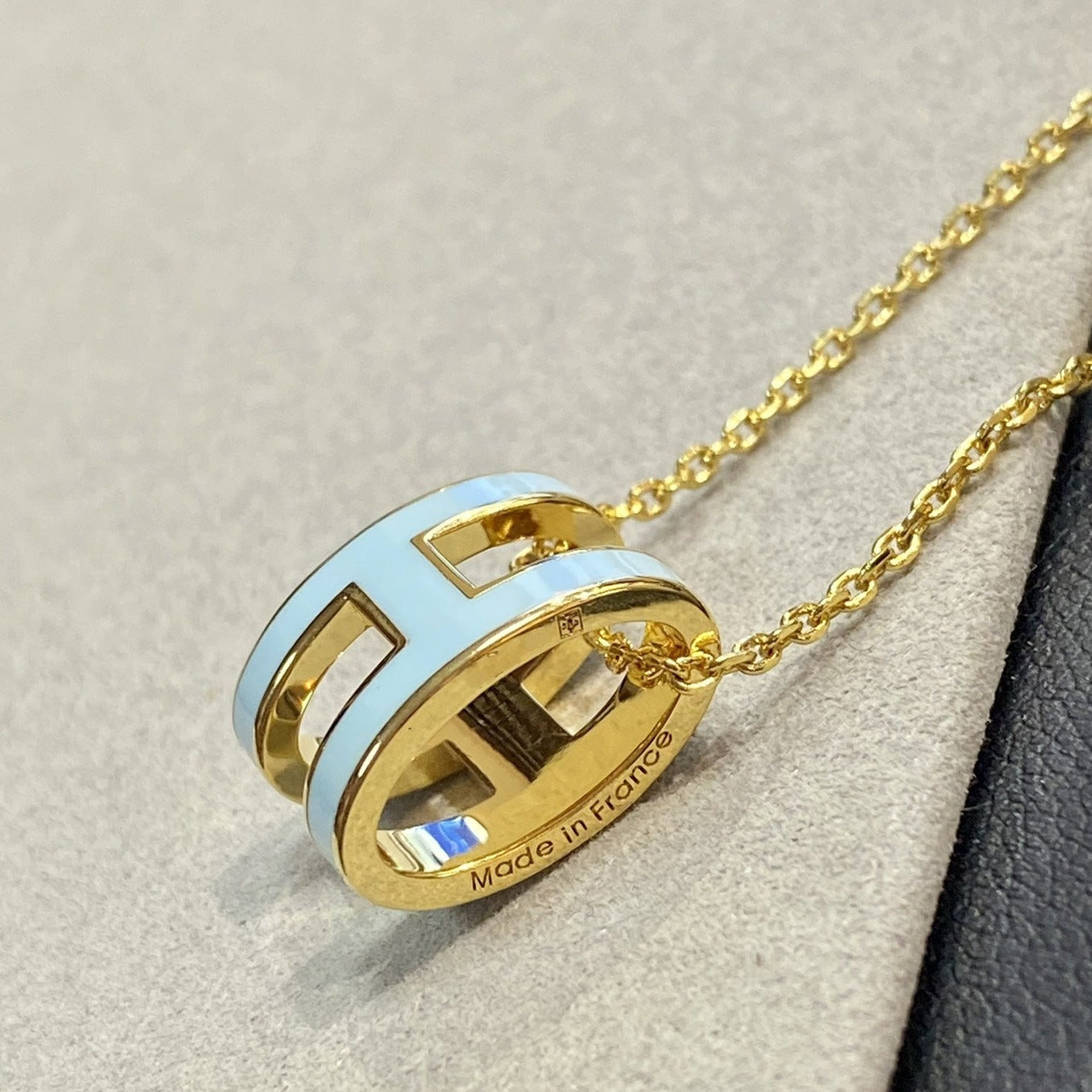 [moco jewelrys]POP H LIGHT BLUE NECKLACE
