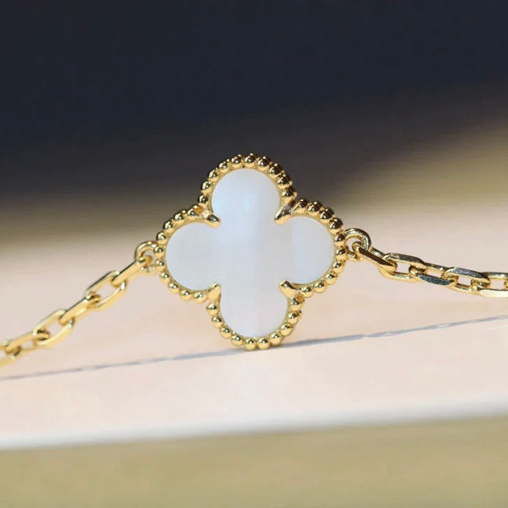 [moco jewelrys]CLOVER 20 MOTIFS WHITE MOP NECKLACE