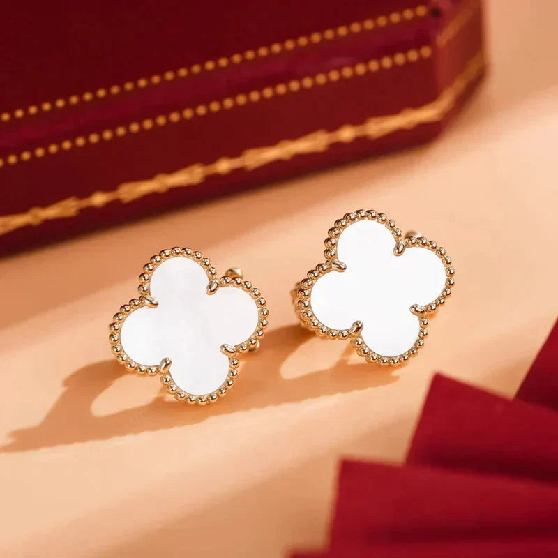 [moco jewelrys]CLOVER MEDIUM 1 MOTIFS  WHITE MOP STUD EARRINGS
