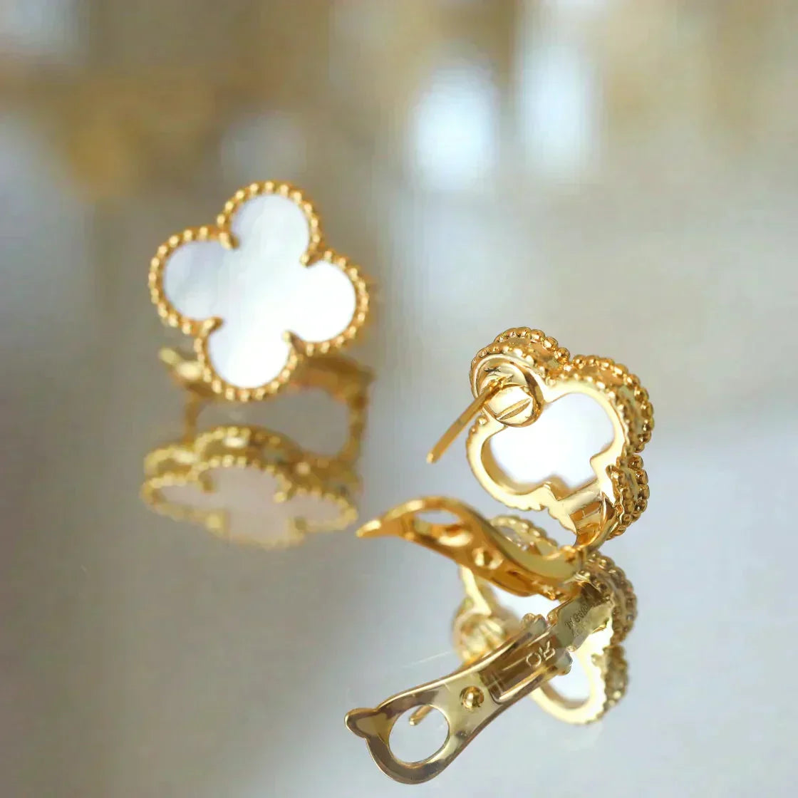 [moco jewelrys]CLOVER MEDIUM 1 MOTIFS  WHITE MOP STUD EARRINGS