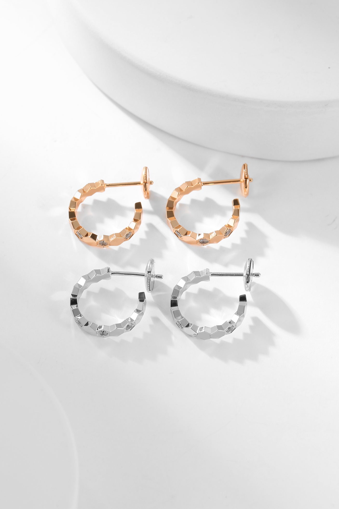 [moco jewelrys]BEE LOVE DIAMOND HOOP EARRINGS