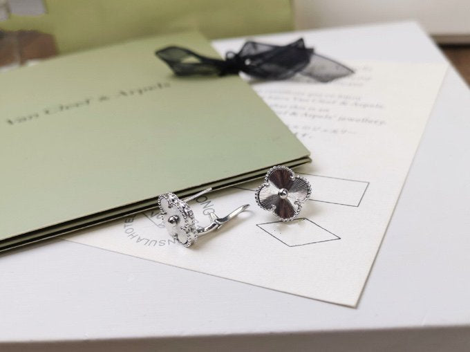 [moco jewelrys]CLOVER MEDIUM STUD EARRINGS