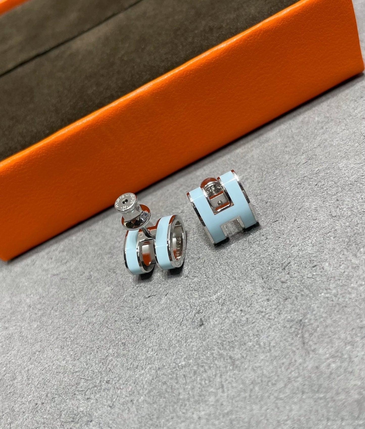 [moco jewelrys]POP H SKY BLUE STUD EARRINGS