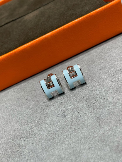 [moco jewelrys]POP H SKY BLUE STUD EARRINGS