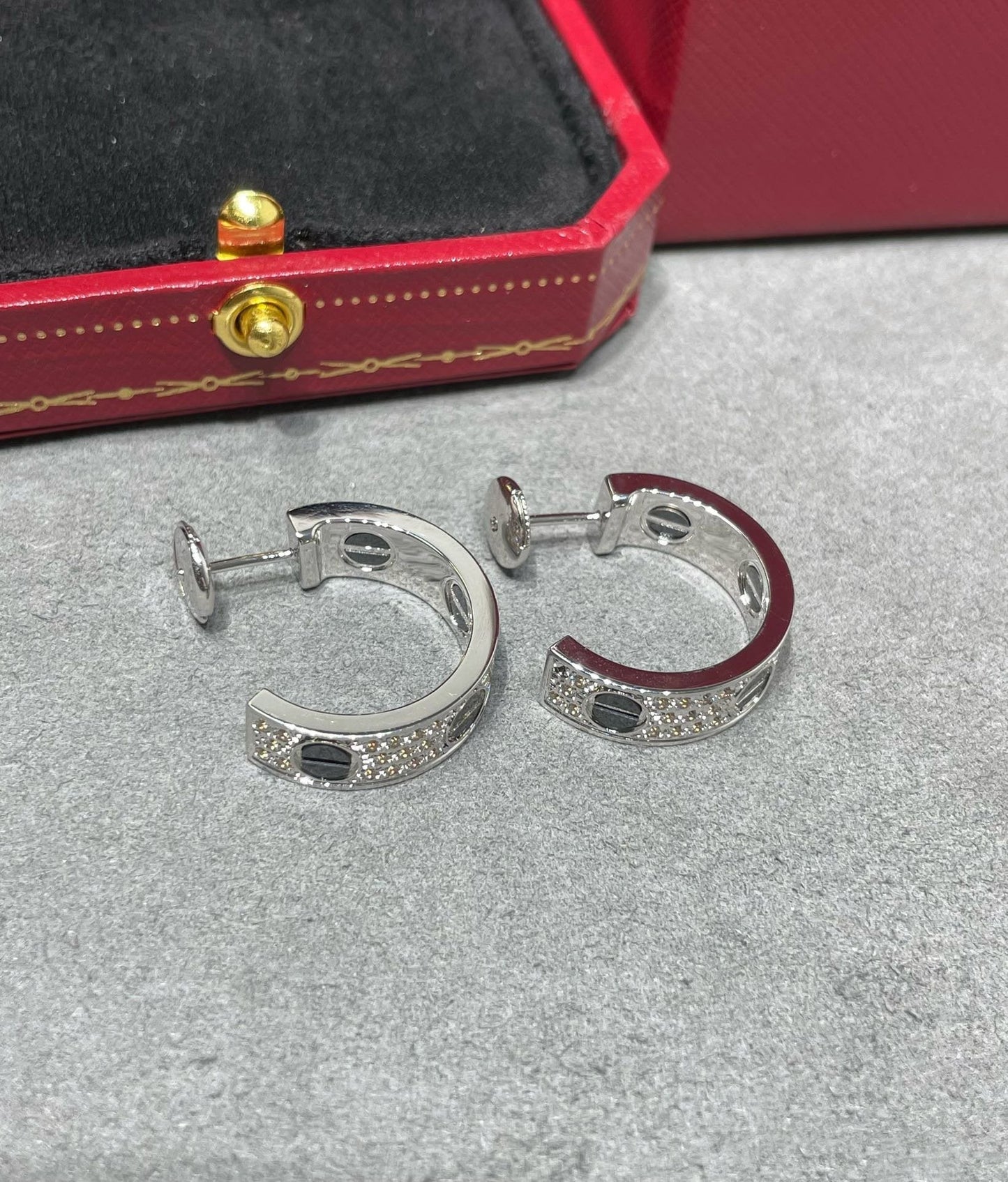 [moco jewelrys]LOVE CERAMIC DIAMOND PAVED SILVER EARRINGS