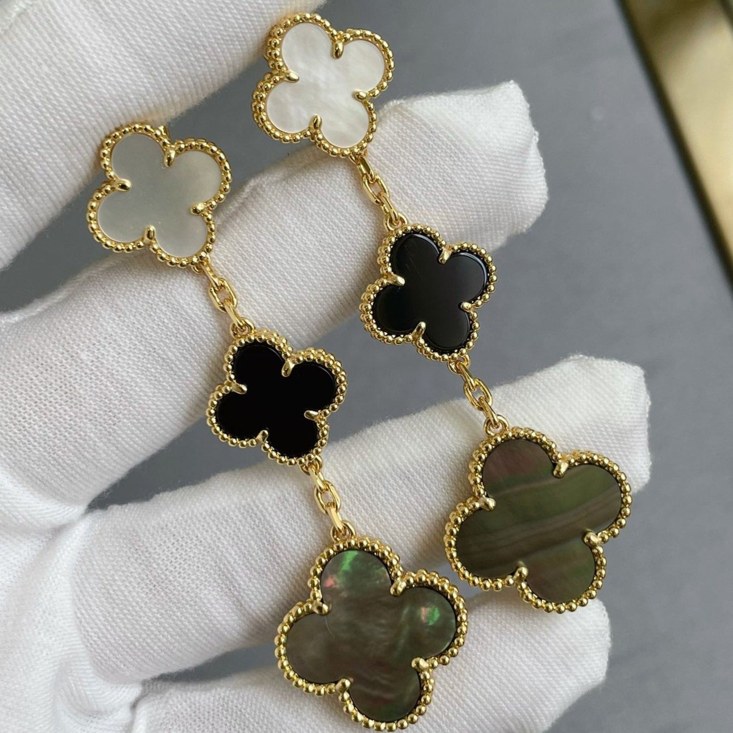 [moco jewelrys]CLOVER 3 MOTIF MOP ONYX DARK MOP PINK GOLD EARRINGS
