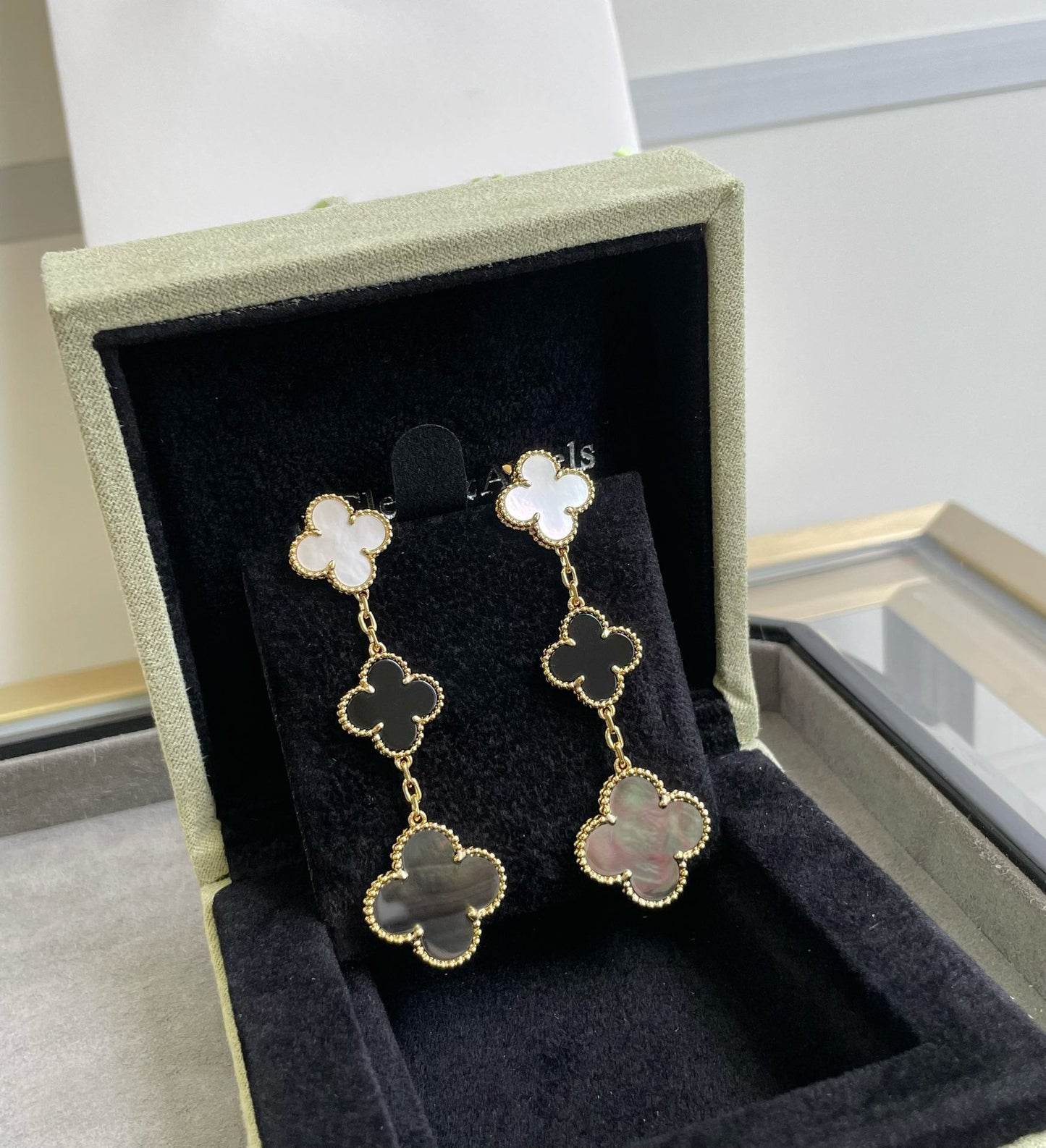 [moco jewelrys]CLOVER 3 MOTIF MOP ONYX DARK MOP PINK GOLD EARRINGS