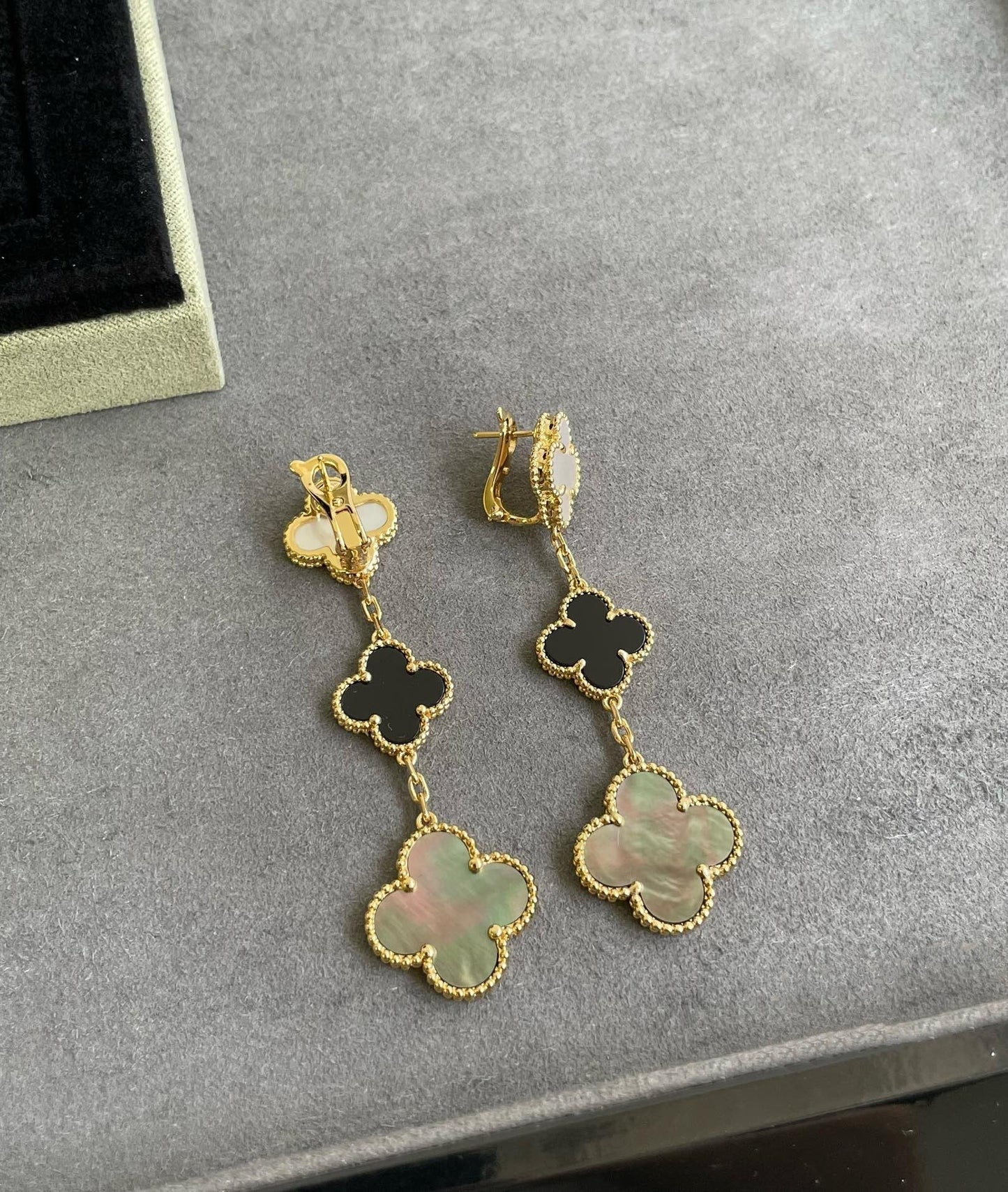 [moco jewelrys]CLOVER 3 MOTIF MOP ONYX DARK MOP PINK GOLD EARRINGS