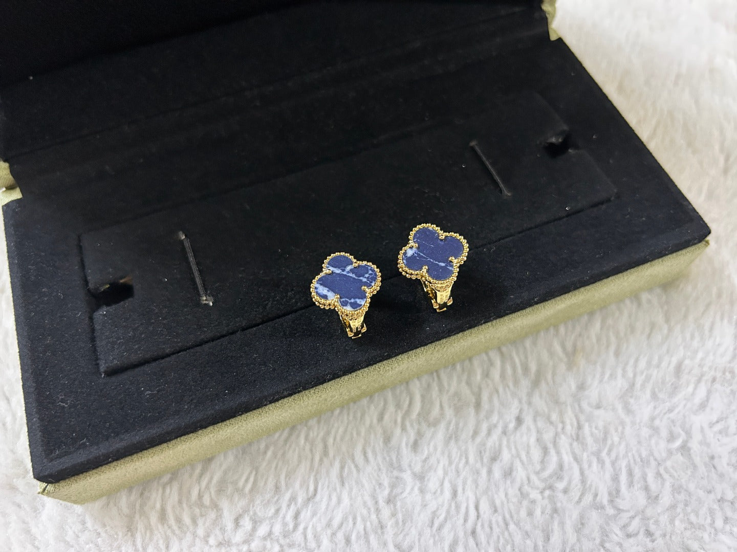 [moco jewelrys]CLOVER PIETERSITE MEDIUM STUD EARRINGS