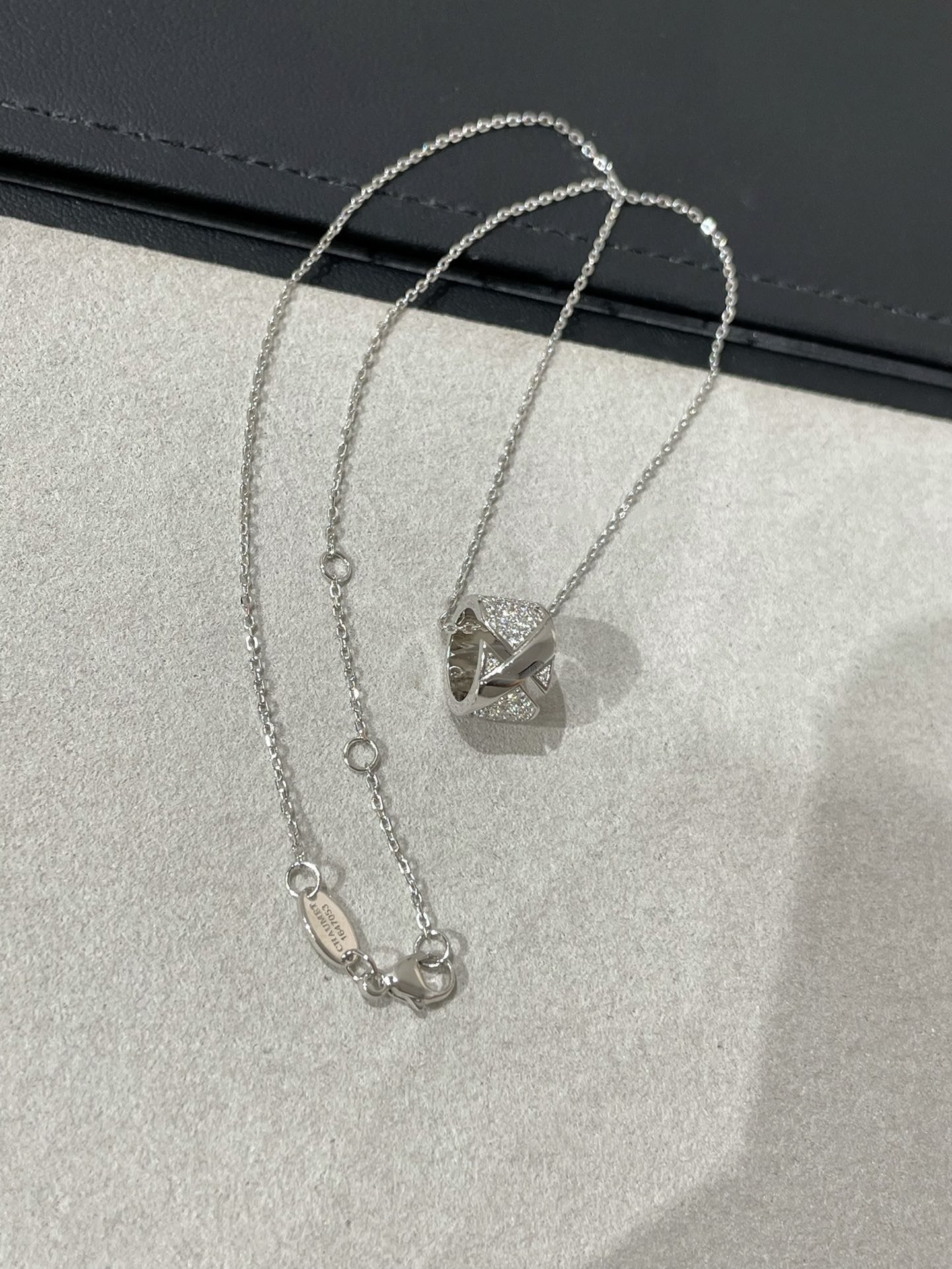 [moco jewelrys]LIENS EVIDENCE DIAMOND PAVED NECKLACE