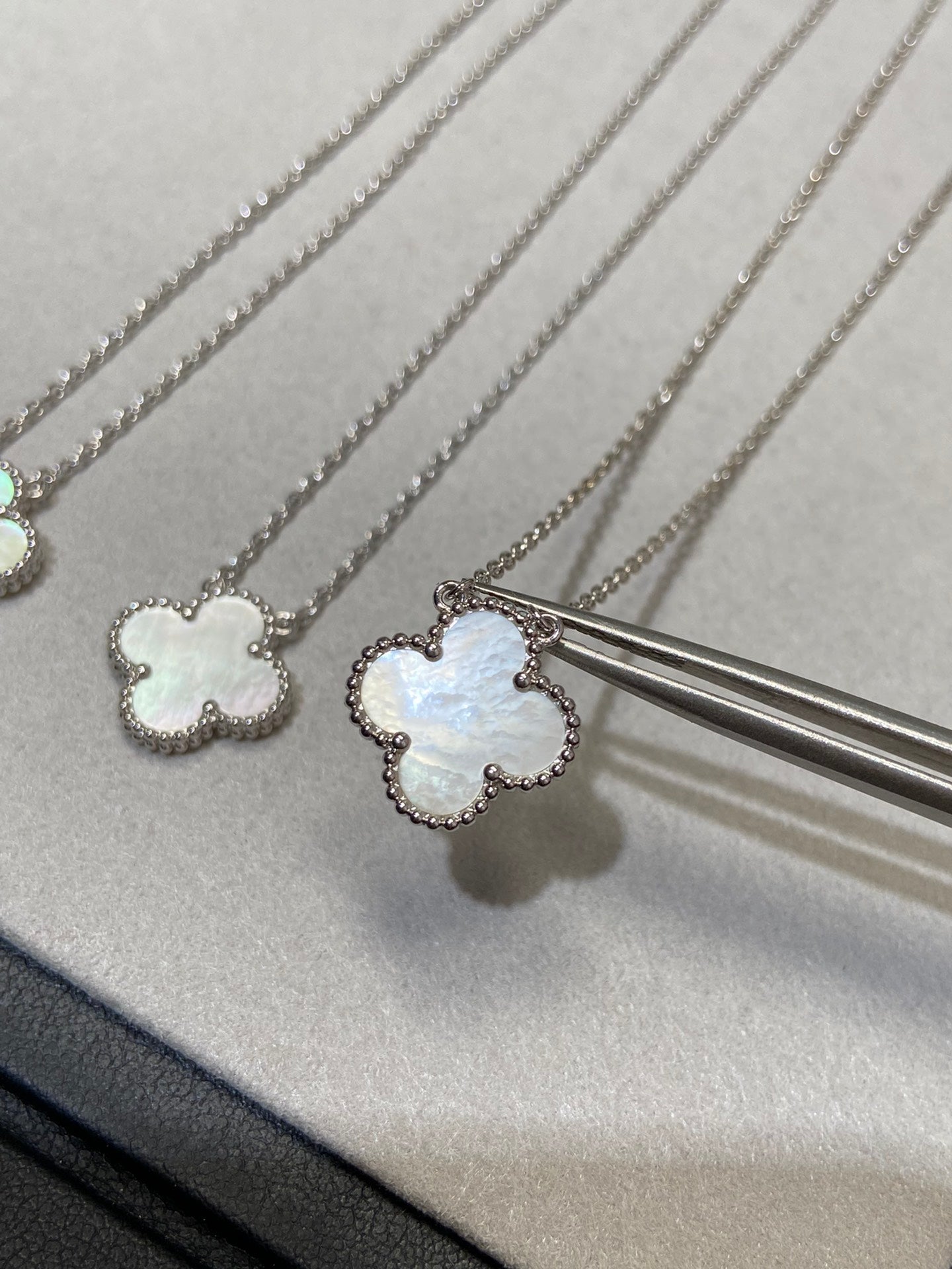 [moco jewelrys]CLOVER MEDIUM SILVER WHITE MOP NECKLACE