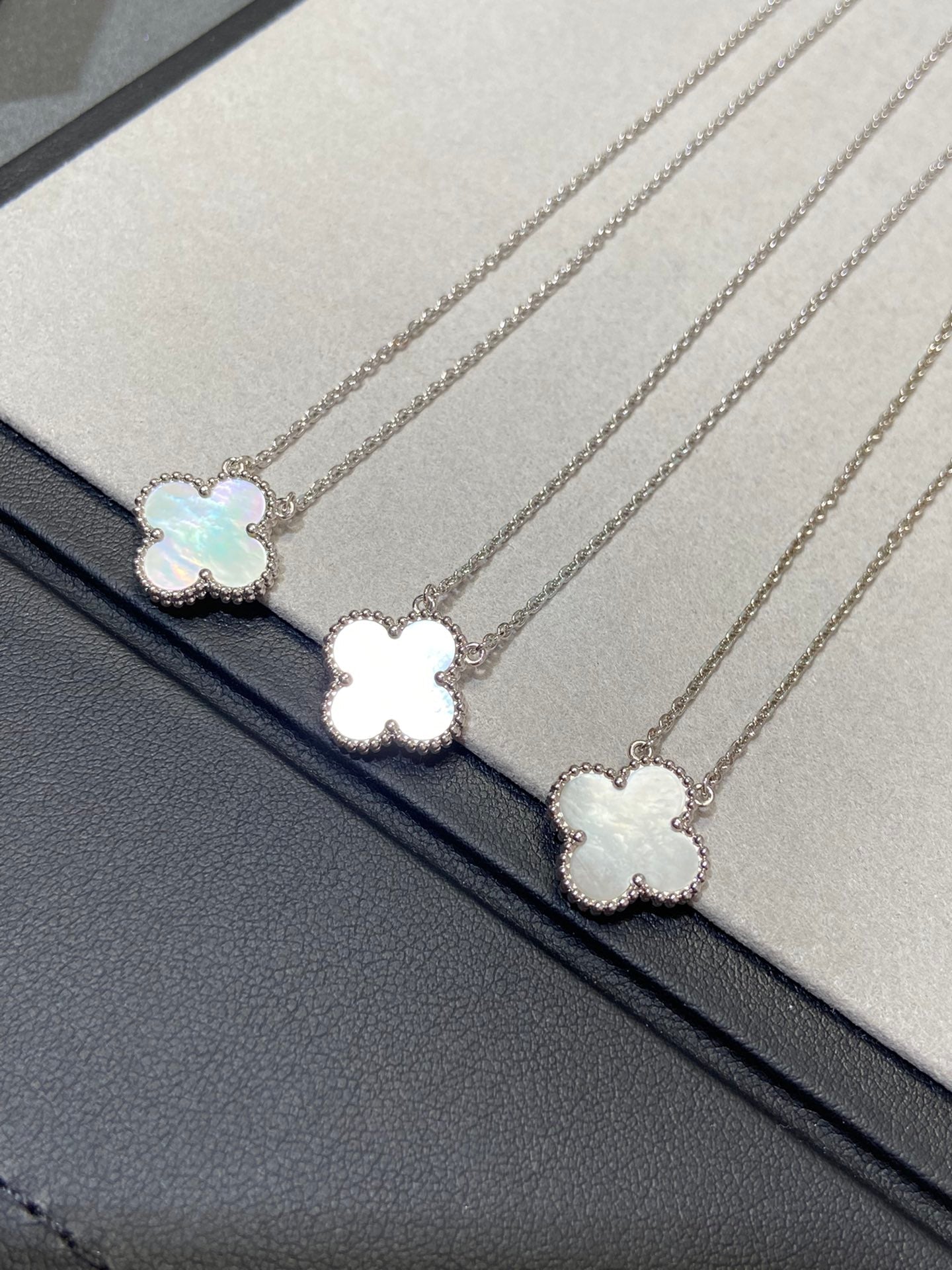 [moco jewelrys]CLOVER MEDIUM SILVER WHITE MOP NECKLACE
