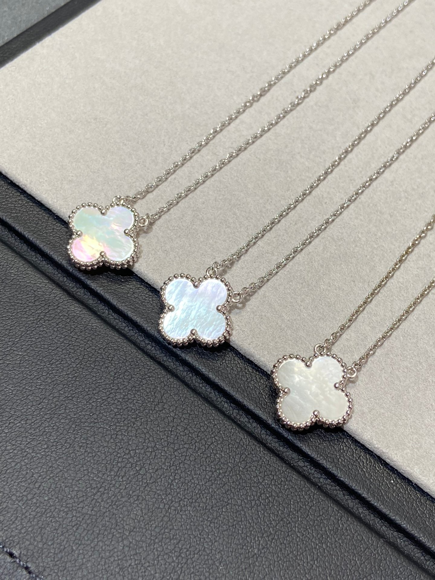 [moco jewelrys]CLOVER MEDIUM SILVER WHITE MOP NECKLACE