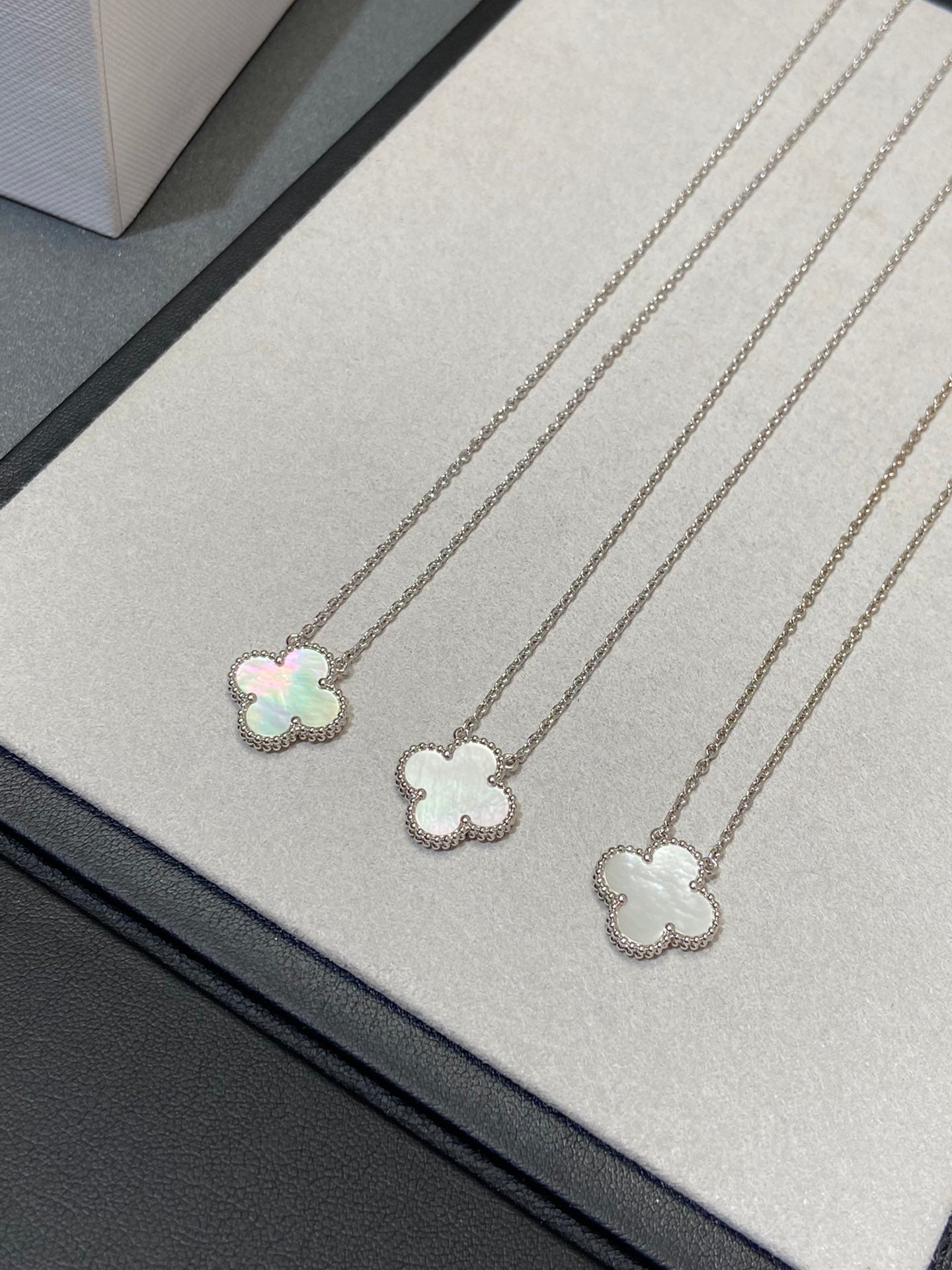 [moco jewelrys]CLOVER MEDIUM SILVER WHITE MOP NECKLACE