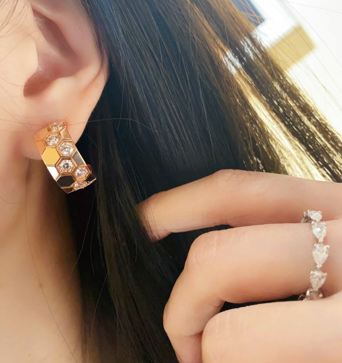 [moco jewelrys]BEE LOVE DIAMOND HOOP EARRINGS