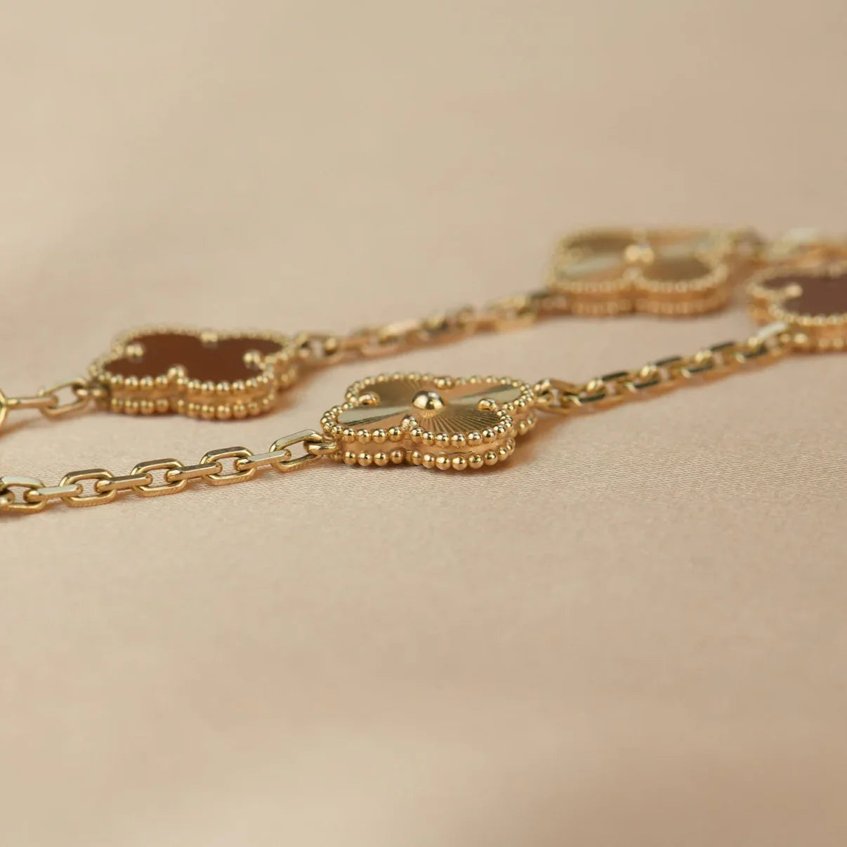 [Moco jewelrys] CLOVER 5 MOTIF RED CORNELIAN BRACELET COLLECTION