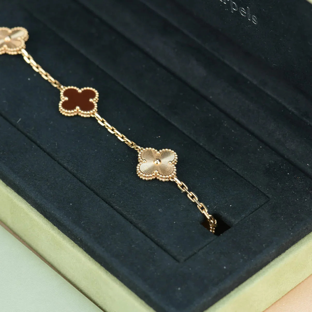 [Moco jewelrys] CLOVER 5 MOTIF RED CORNELIAN BRACELET COLLECTION