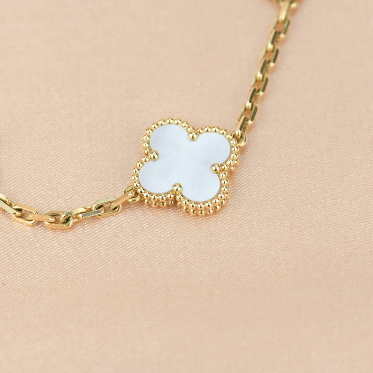 [Moco jewelrys]CLOVER WHITE PEARL MOP 5 MOTIF BRACELET COLLECTION