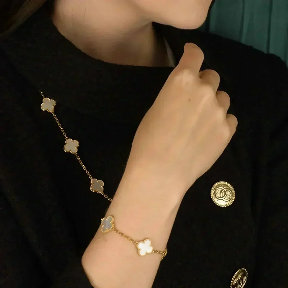[Moco jewelrys]CLOVER WHITE PEARL MOP 5 MOTIF BRACELET COLLECTION