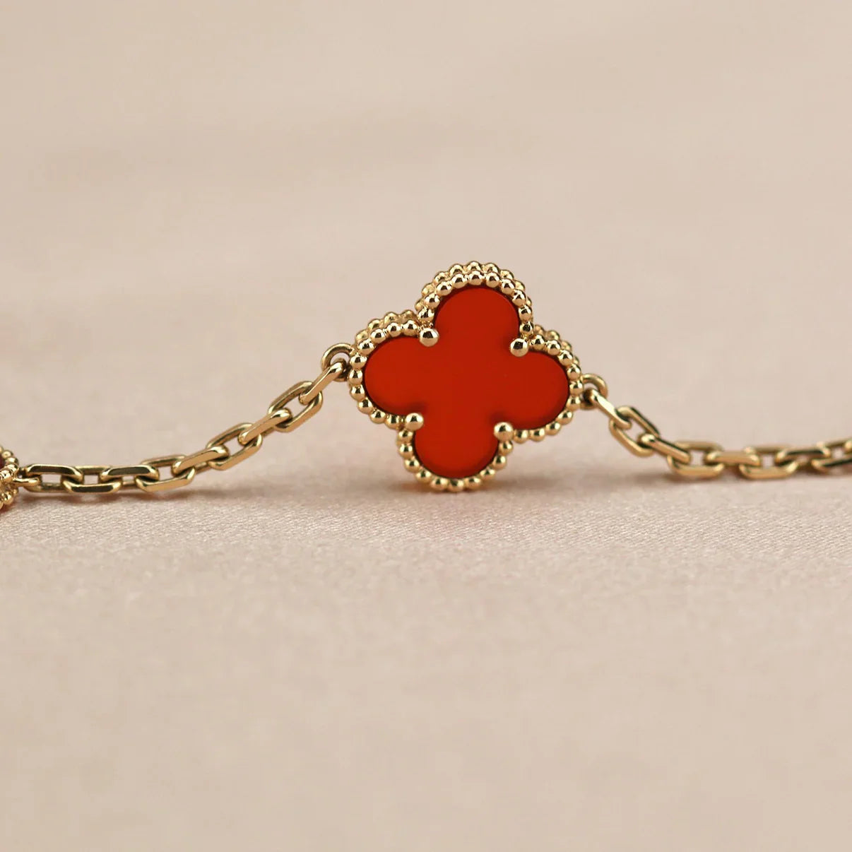 [Moco jewelrys] CLOVER 5 MOTIF RED CORNELIAN BRACELET COLLECTION