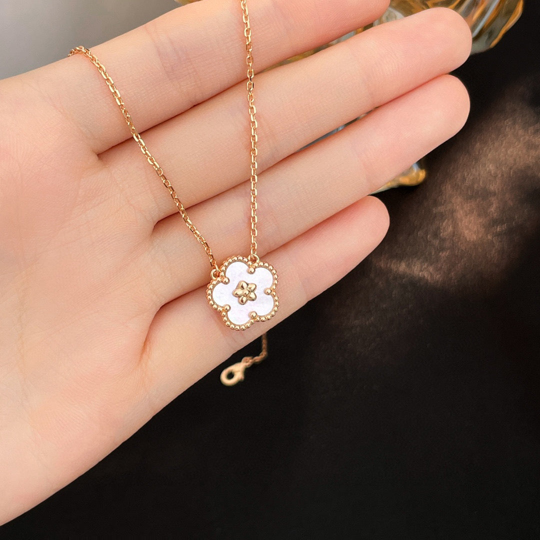 [moco jewelrys]LUCKY  WHITE MOP  PLUM BLOSSOM NECKLACE