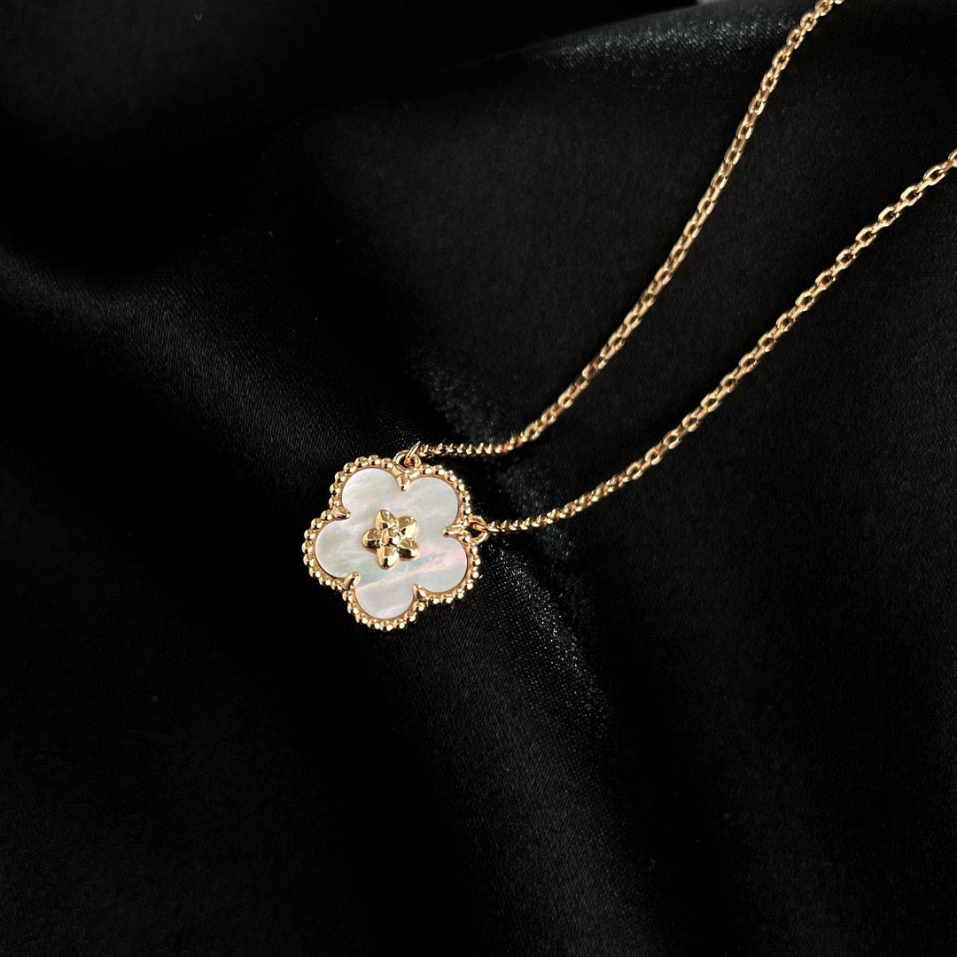 [moco jewelrys]LUCKY  WHITE MOP  PLUM BLOSSOM NECKLACE