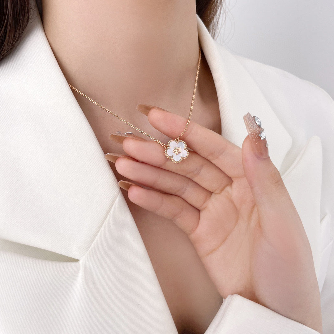 [moco jewelrys]LUCKY  WHITE MOP  PLUM BLOSSOM NECKLACE