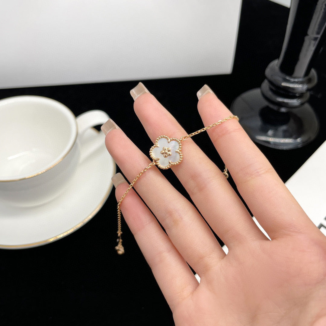[moco jewelrys]LUCKY  WHITE MOP  PLUM BLOSSOM NECKLACE