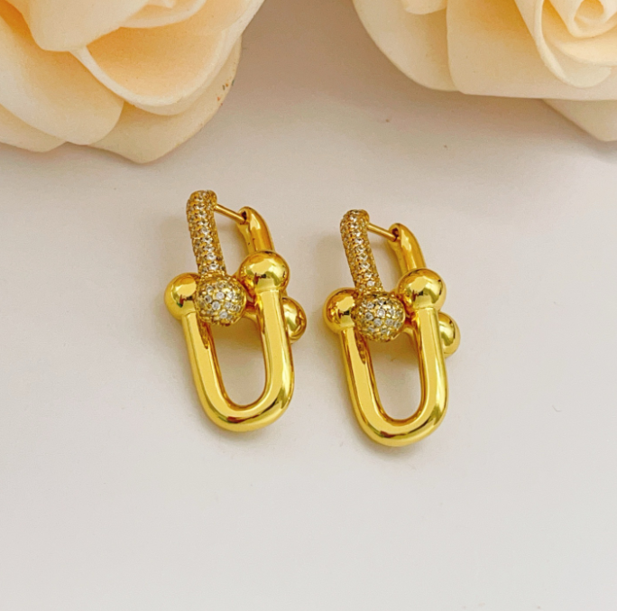 [moco jewelrys]TF HORSESHOE BUCKLE DIAMOND EARRINGS