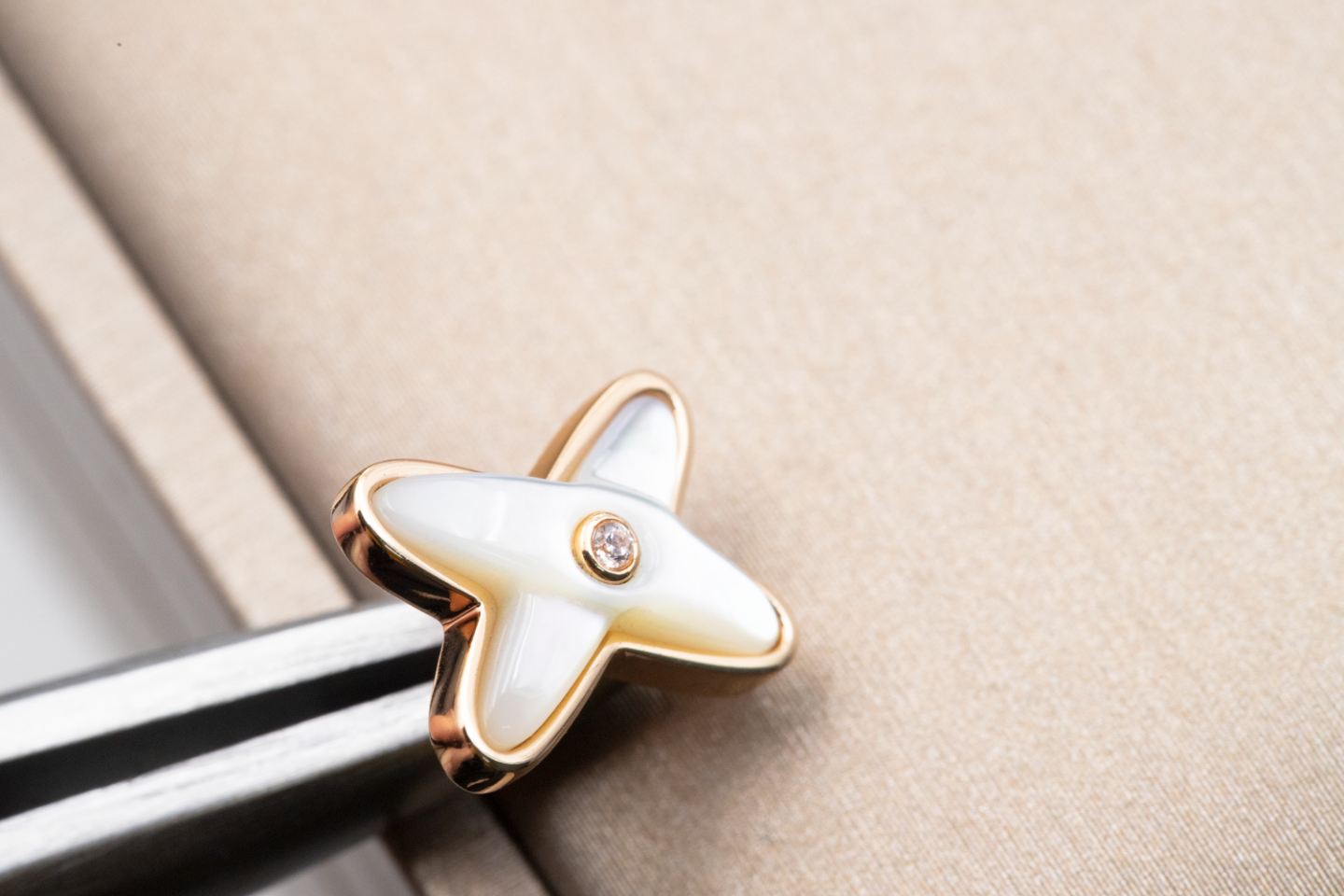 [moco jewelrys]JEUX DE WHITE MOP PINK GOLD DIAMOND EARRINGS