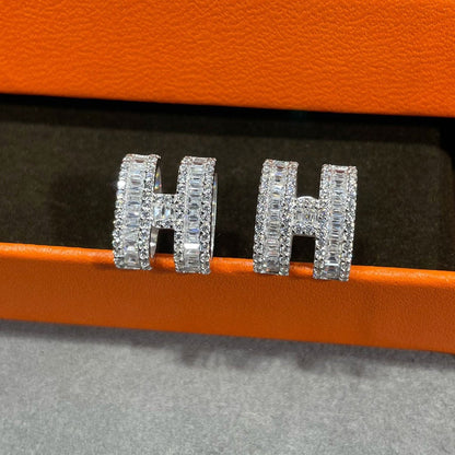 [moco jewelrys]H STUD EARRINGS WITH SILVER DIAMONDS
