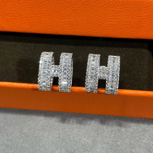 [moco jewelrys]H STUD EARRINGS WITH SILVER DIAMONDS