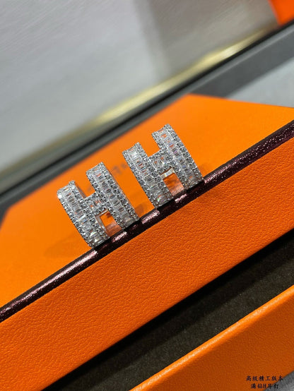 [moco jewelrys]H STUD EARRINGS WITH SILVER DIAMONDS
