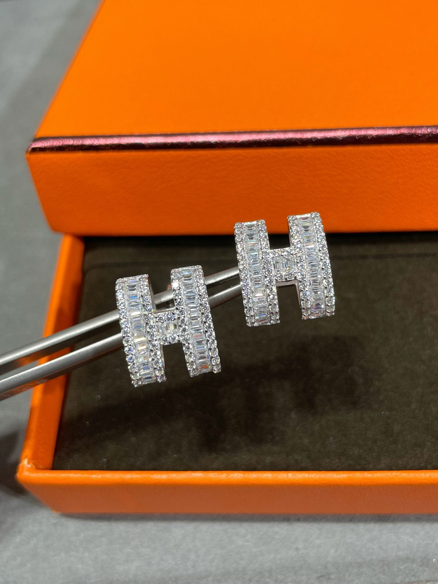 [moco jewelrys]H STUD EARRINGS WITH SILVER DIAMONDS