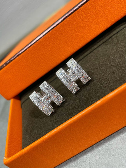 [moco jewelrys]H STUD EARRINGS WITH SILVER DIAMONDS