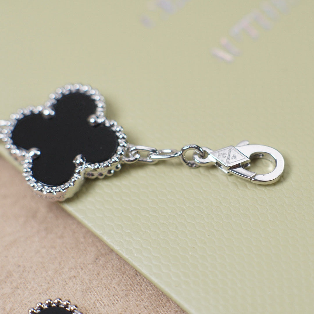 [Moco jewelrys] CLOVER 5 MOTIF ONYXS BRACELET COLLECTION