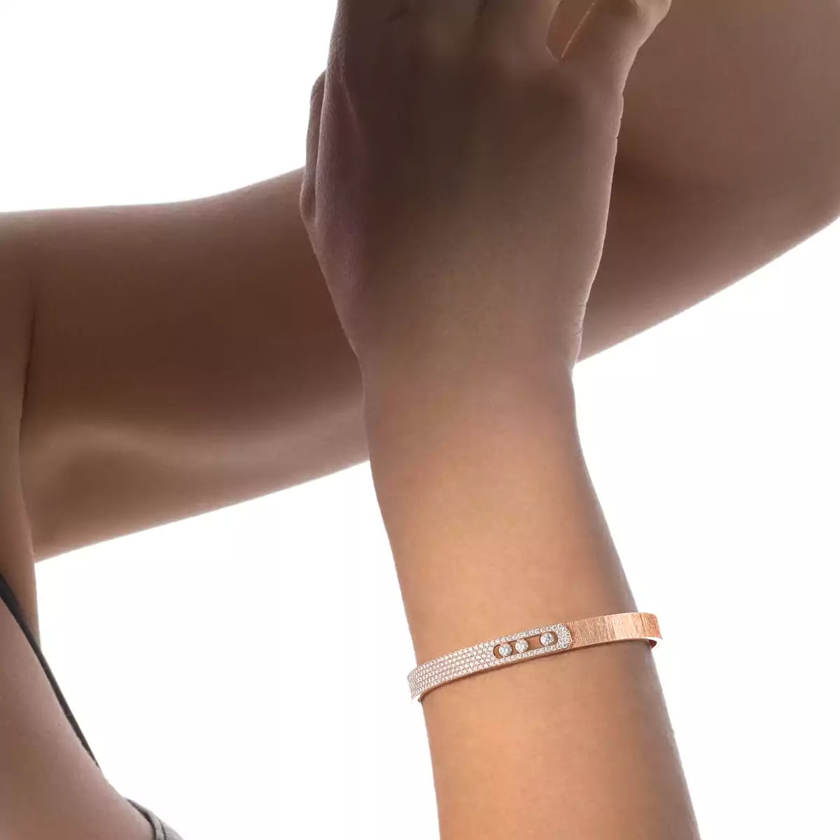 [moco jewelrys ]Move Noa Ciselé half pavé bangle