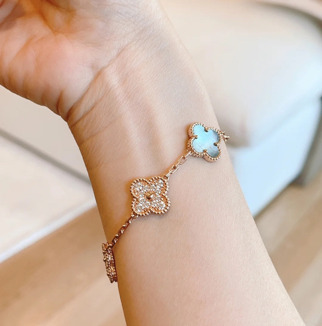[Moco jewelrys] CLOVER 5 MOTIF GRAY MOP BRACELET COLLECTION