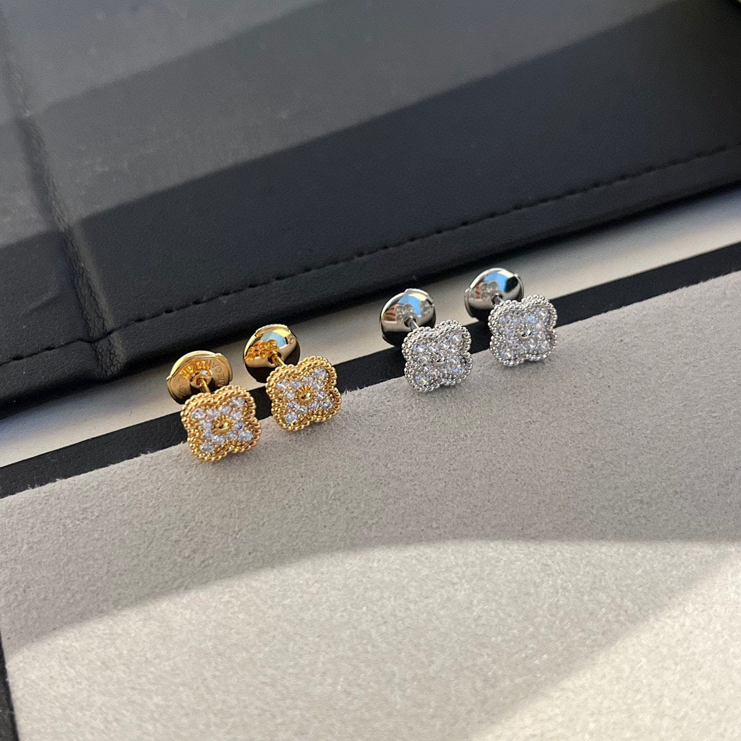[moco jewelrys]CLOVER MINI DIAMOND STUD EARRINGS