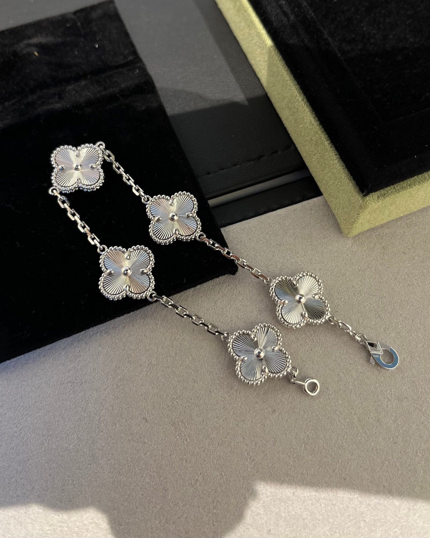 [Moco jewelrys] CLOVER 5 MOTIF LASER BRACELET COLLECTION