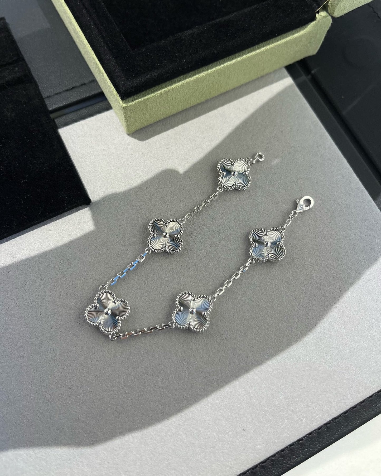 [Moco jewelrys] CLOVER 5 MOTIF LASER BRACELET COLLECTION